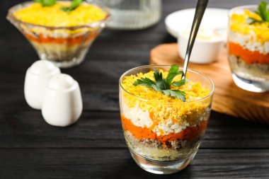 Geleneksel Rus salatası Mimosa koyu ahşap masada servis edilir. Metin için boşluk