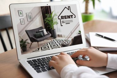 Kiralık konut sitesinde dizüstü bilgisayarla daire arayan kadın, yakın plan