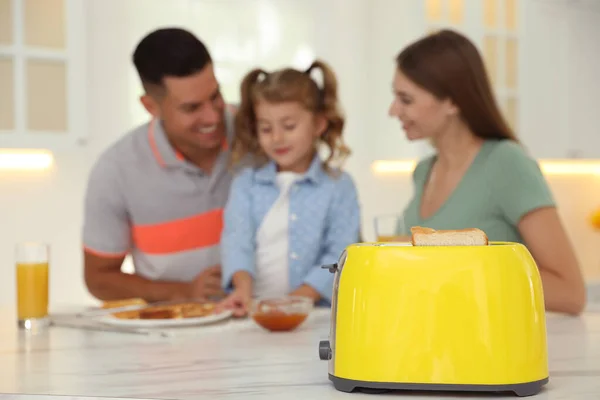 Happy Family Having Breakfast Table Kitchen Focus Toaster Slices Bread — Stock Photo, Image