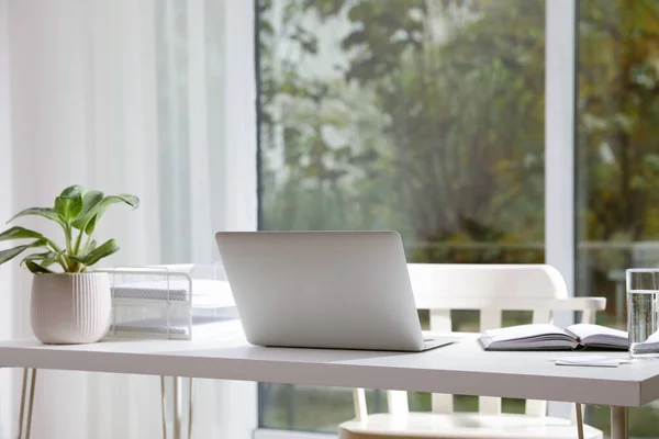 Bekväm Arbetsplats Med Modern Laptop Kontoret — Stockfoto