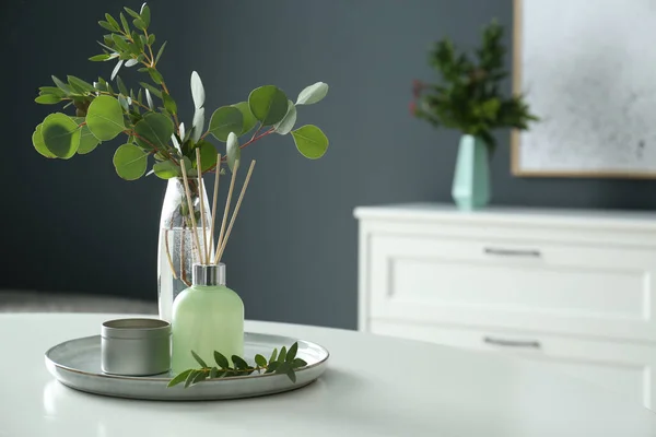 Branches Eucalyptus Bougie Désodorisant Aromatique Roseau Sur Table Blanche Intérieur — Photo