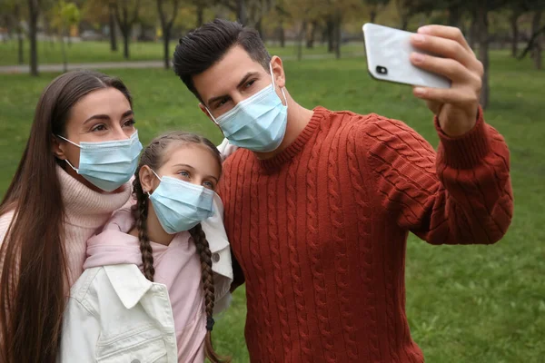 Familia Encantadora Tomando Selfie Juntos Parque Durante Pandemia Coronavirus — Foto de Stock