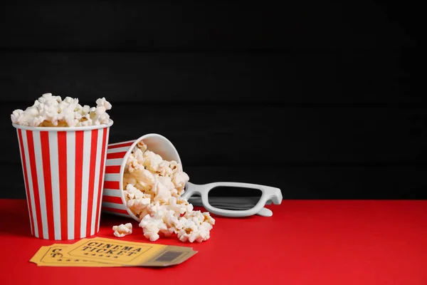 Koppar Med Läckra Popcorn Glasögon Och Biljetter Rött Bord Mot — Stockfoto