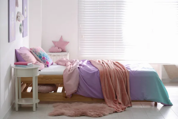 Bed Dengan Linen Berwarna Warni Stylish Kamar Anak Anak Desain — Stok Foto