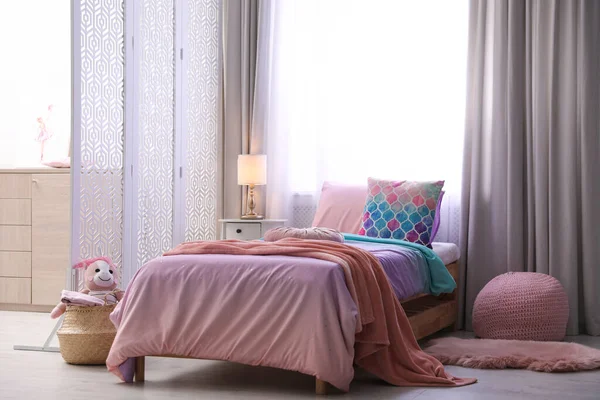 Çocuk Odasında Çarşafları Olan Bir Yatak Modern Tasarım — Stok fotoğraf