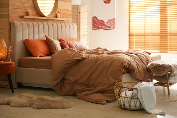 居心地の良いベッドルームで茶色のリネンとベッド インテリアデザイン — ストック写真