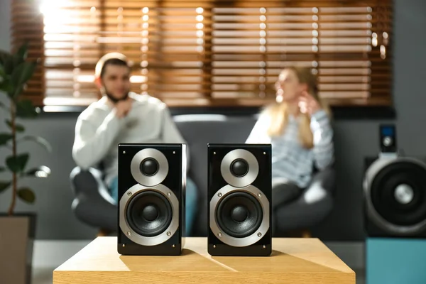 Gente Disfrutando Música Con Sistema Altavoces Audio Moderno Sala —  Fotos de Stock