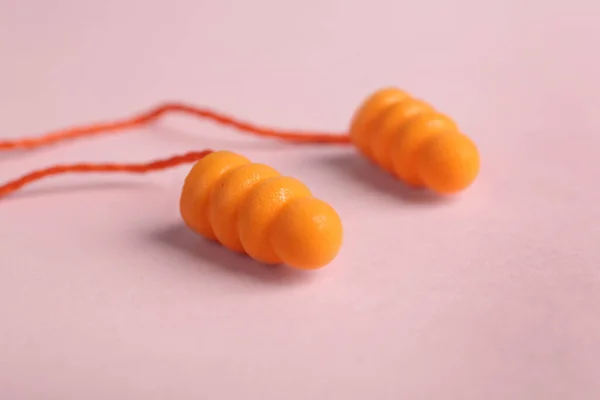 Paar Orangefarbene Ohrstöpsel Mit Kordel Auf Rosa Hintergrund Nahaufnahme — Stockfoto