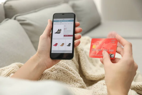 카드를 여성이 스마트폰으로 실내에서 온라인 쇼핑을 있습니다 — 스톡 사진