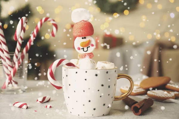 Boneco Neve Marshmallow Engraçado Xícara Bebida Quente Mesa Cinza Claro — Fotografia de Stock