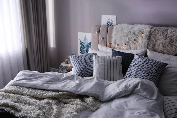 暖かい毛布とクッションを部屋にベッド インテリアデザイン — ストック写真