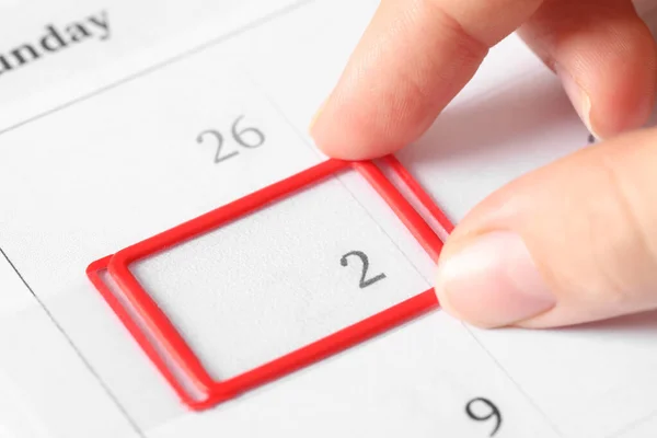 Donna Movimento Data Cursore Sul Calendario Febbraio Primo Piano Giorno — Foto Stock