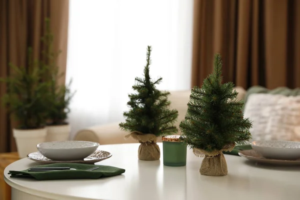 Pequeños Abetos Mesa Comedor Interior Diseño Interiores Navidad —  Fotos de Stock