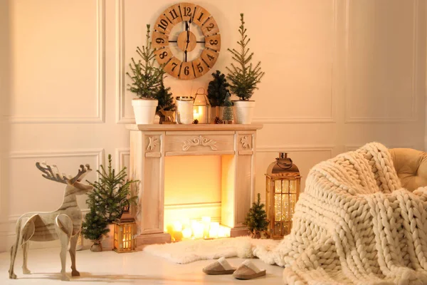 Dekoratif Şöminesi Köknar Ağaçları Olan Güzel Bir Oda Noel Dekoru — Stok fotoğraf