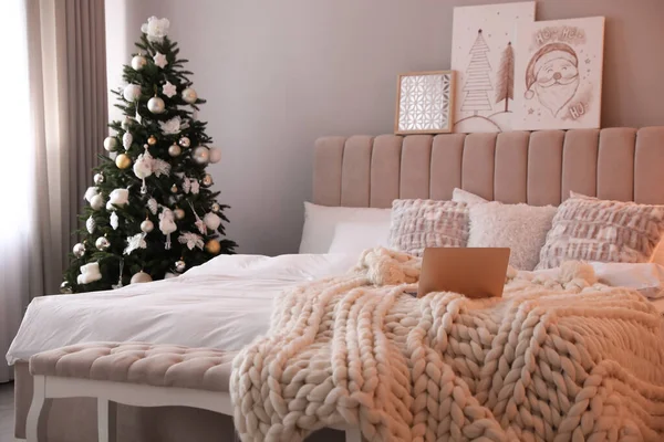 卧室内部装饰精美的圣诞树 — 图库照片