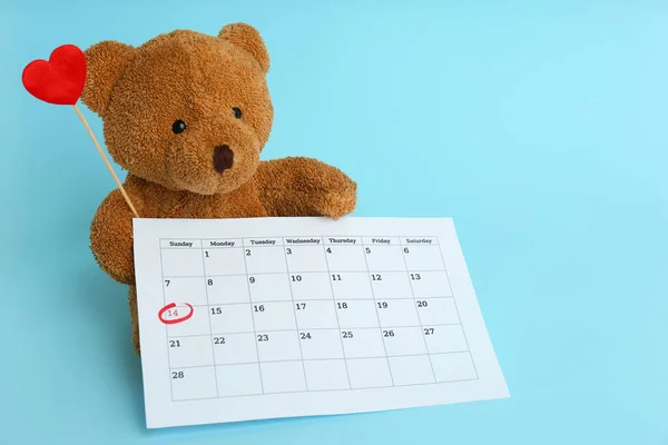 Leuke Teddybeer Met Kalender Rood Hart Lichtblauwe Achtergrond Valentijnsdag — Stockfoto