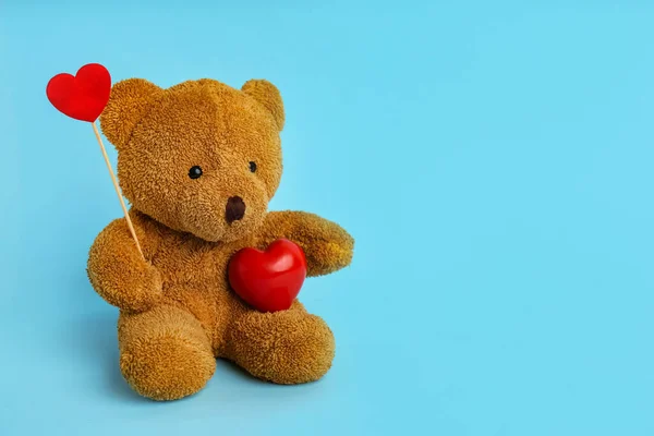 Joli Ours Peluche Avec Des Cœurs Rouges Sur Fond Bleu — Photo