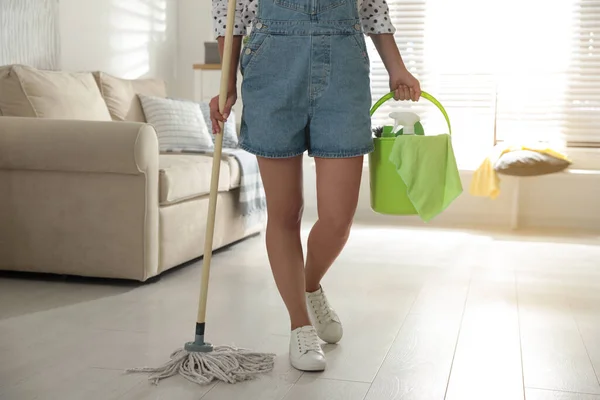 Mujer Sosteniendo Cubo Con Diferentes Suministros Limpieza Fregona Casa Primer — Foto de Stock