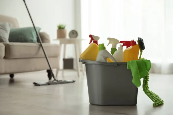 Emmer Met Verschillende Schoonmaakbenodigdheden Vloer Binnenshuis Ruimte Voor Tekst — Stockfoto