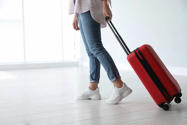 Mujer Con Maleta Roja Aeropuerto — Foto de Stock