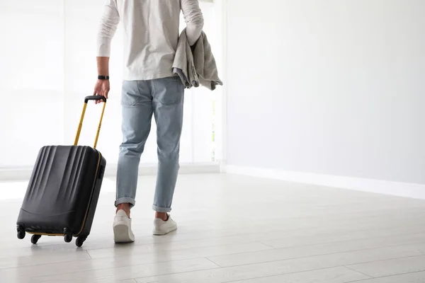 Hombre Con Maleta Negra Aeropuerto Espacio Para Texto — Foto de Stock