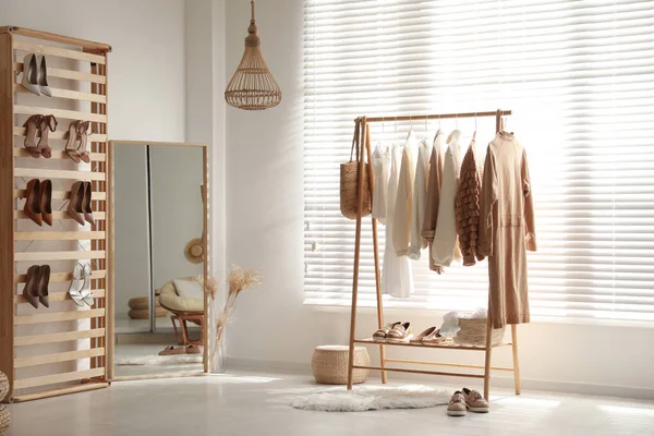 Moderne Kleedkamer Interieur Met Rekken Van Stijlvolle Dameskleding Schoenen — Stockfoto