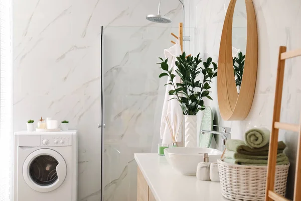 Interior Del Cuarto Baño Moderno Con Espejo Elegante Fregadero —  Fotos de Stock