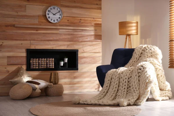 Weich Gestrickte Decke Auf Sessel Wohnzimmer Interieur — Stockfoto