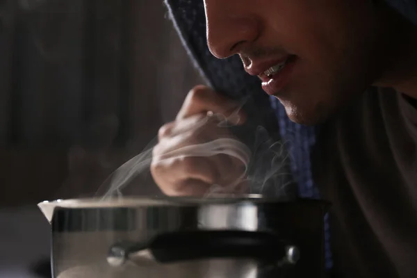 Man Plaid Doing Inhalation Saucepot Closeup — Stock Photo, Image