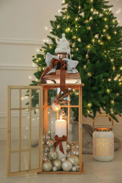 Lanternas Decorativas Madeira Com Velas Chamas Perto Árvore Natal Dentro — Fotografia de Stock