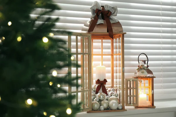 Lanternes Décoratives Bois Avec Bougies Allumées Près Arbre Noël Intérieur — Photo