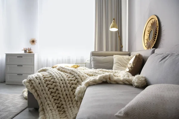 Comodo Divano Con Calda Coperta Maglia Soggiorno Interior Design — Foto Stock