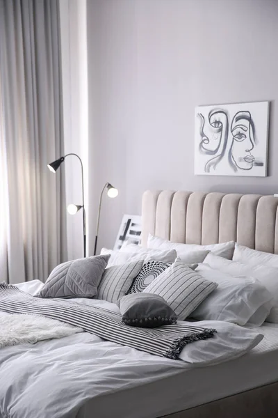 Acogedor Dormitorio Interior Con Cojines Manta Rayas —  Fotos de Stock