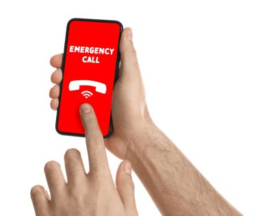 Yardım hattı servisi. Beyaz arka planda akıllı telefondan acil arama yapan adam, yakın plan.