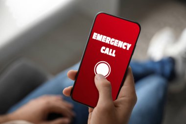 Yardım hattı servisi. Adam kapalı alanda akıllı telefondan acil çağrı yapıyor.