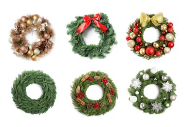 Beyaz arka planda güzel Noel çelenkleri ile ayarlandı 