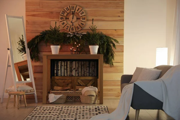 Intérieur Confortable Avec Table Console Guirlande Conifères Près Mur Bois — Photo