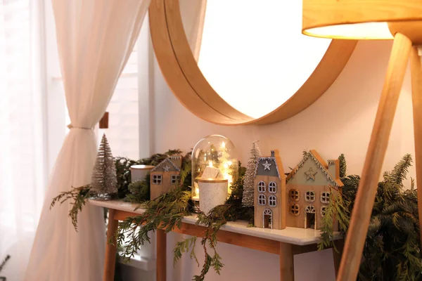 Ξύλινο Τραπέζι Κονσόλας Χριστουγεννιάτικη Διακόσμηση Κοντά Τοίχο Στο Δωμάτιο Εσωτερική — Φωτογραφία Αρχείου