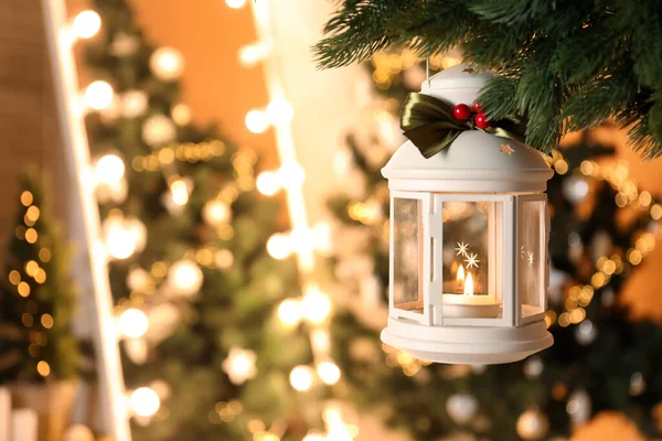 Linterna Navidad Vintage Con Vela Encendida Colgando Rama Abeto Contra — Foto de Stock