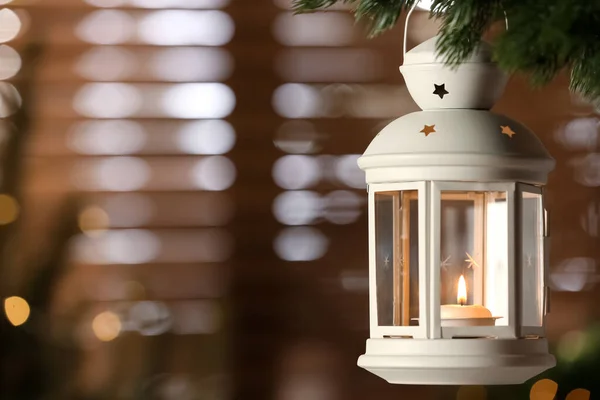 Schöne Weihnachtslaterne Mit Brennender Kerze Die Einem Tannenzweig Raum Hängt — Stockfoto