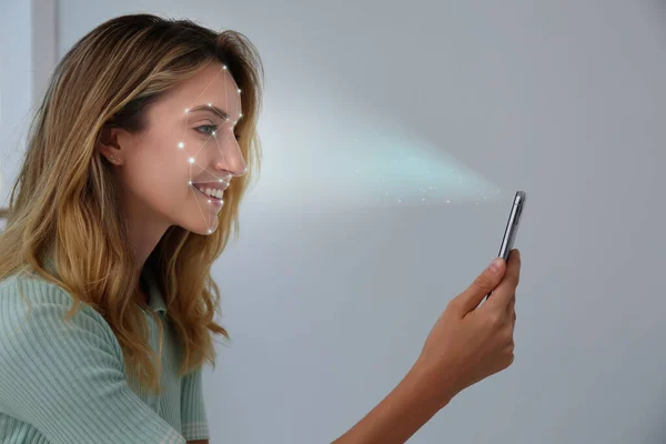 Jovem Mulher Desbloqueando Smartphone Com Scanner Facial Dentro Casa Verificação — Fotografia de Stock