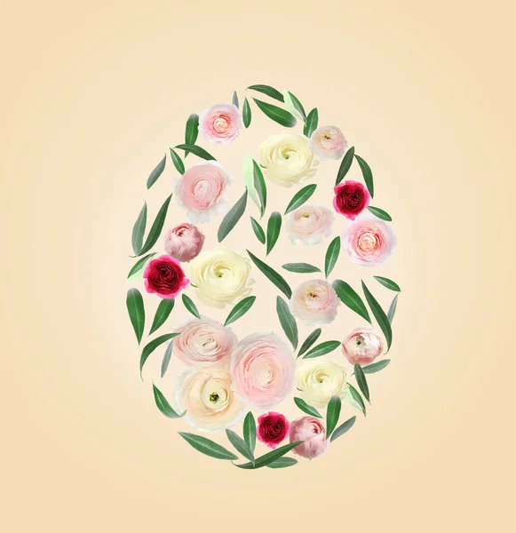 Πασχαλινό Αυγό Σχήμα Από Λουλούδια Και Φύλλα Μπεζ Φόντο Επίπεδη — Φωτογραφία Αρχείου