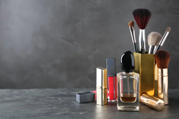 Koyu Masada Bir Şişe Parfüm Makyaj Malzemesi Metin Için Yer — Stok fotoğraf
