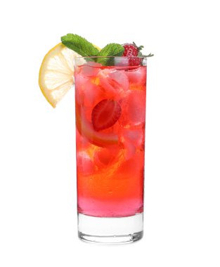 Soda suyuyla yapılan lezzetli çilekli limonata beyaza izole edilmiş.