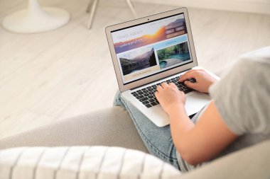 İnternetten bilet alan bir kadın, yakın çekim. Seyahat acentası kavramı