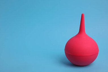 Açık mavi arkaplanda bir boşluk, metin için de bir boşluk. Tıbbi tedavi