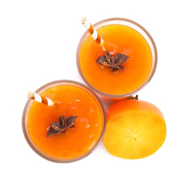 Lezzetli hurma püresi anason ve taze meyve, beyaz üzerine izole edilmiş, üst manzara