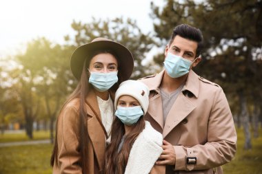 Coronavirus salgını sırasında güzel bir aile parkta birlikte vakit geçiriyor.