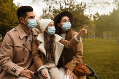 Coronavirus salgını sırasında güzel bir aile parkta birlikte vakit geçiriyor.