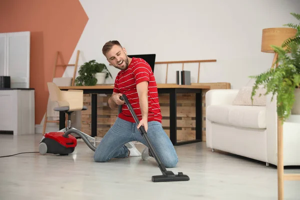 Joven Divirtiéndose Mientras Aspira Casa — Foto de Stock